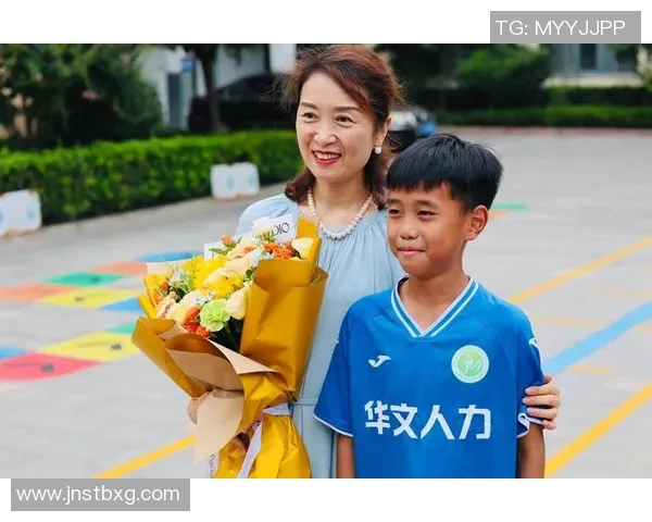 足球明星温馨瞬间抱娃照片集锦展现亲子情深与运动魅力