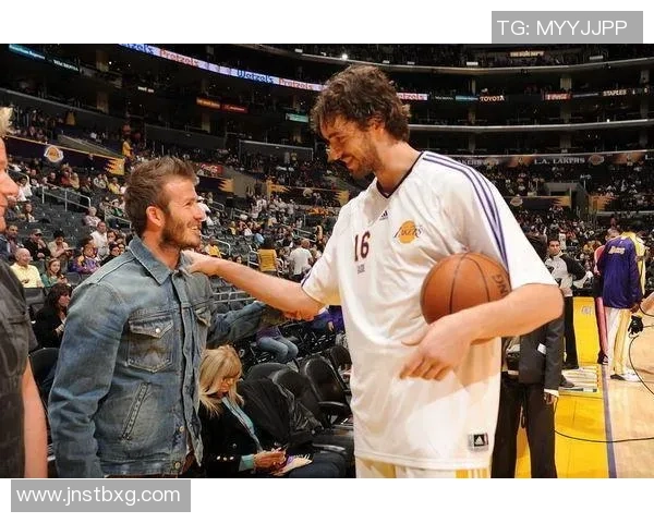 当篮球与足球交汇NBA球场边的足球明星们的精彩瞬间