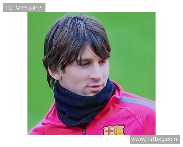 足球明星白色短袖背后的故事与他在赛场上的传奇表现